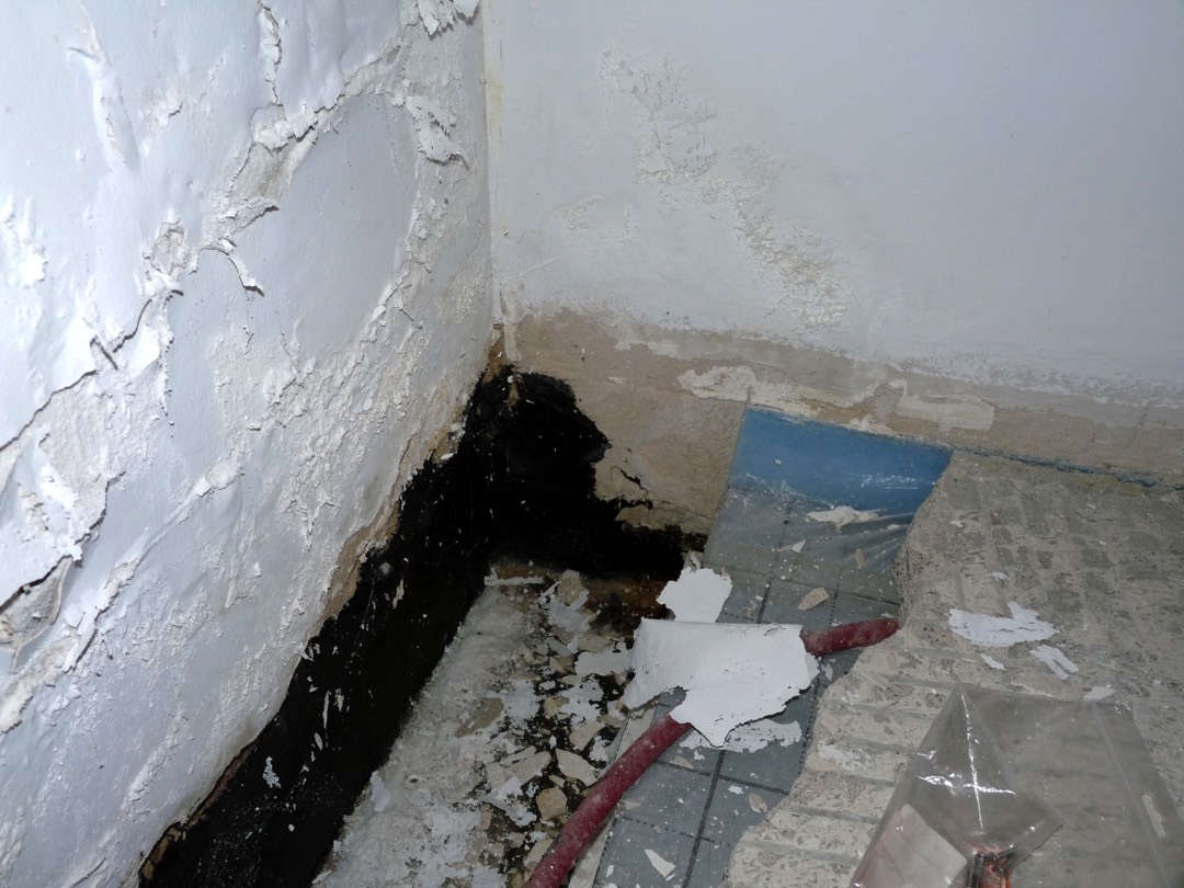 Kleiner Fehler - Großer Schaden |  Mängel in der Bauwerksabdichtung und im Bodenablauf: Feuchteschäden machen Kellerräume unbewohnbar