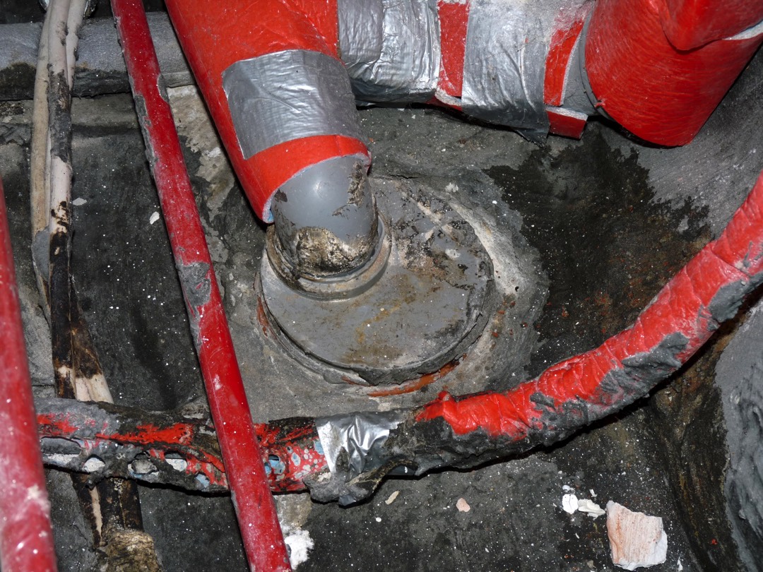 Kleiner Fehler - Großer Schaden |  Mängel in der Bauwerksabdichtung und im Bodenablauf: Feuchteschäden machen Kellerräume unbewohnbar
