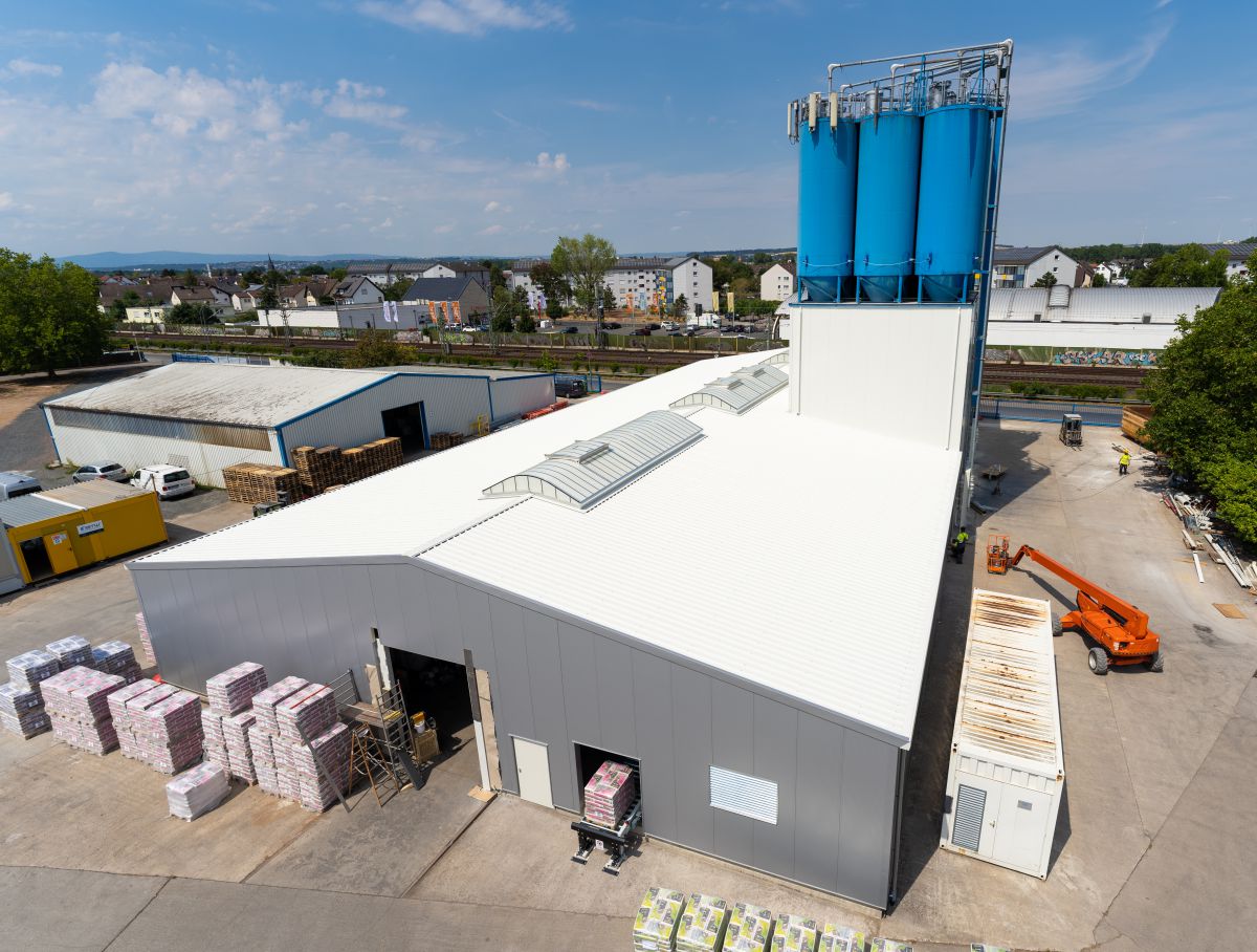 Das ist die brandneue Murexin-Pulverproduktion mit 15 Silos in Mühlheim am Main, verkehrsgünstig gelegen in der Nähe von Frankfurt/Main an der ICE-Strecke (im Bildhintergrund zu erkennen). Deutsche Produktion in Mühlheim startet