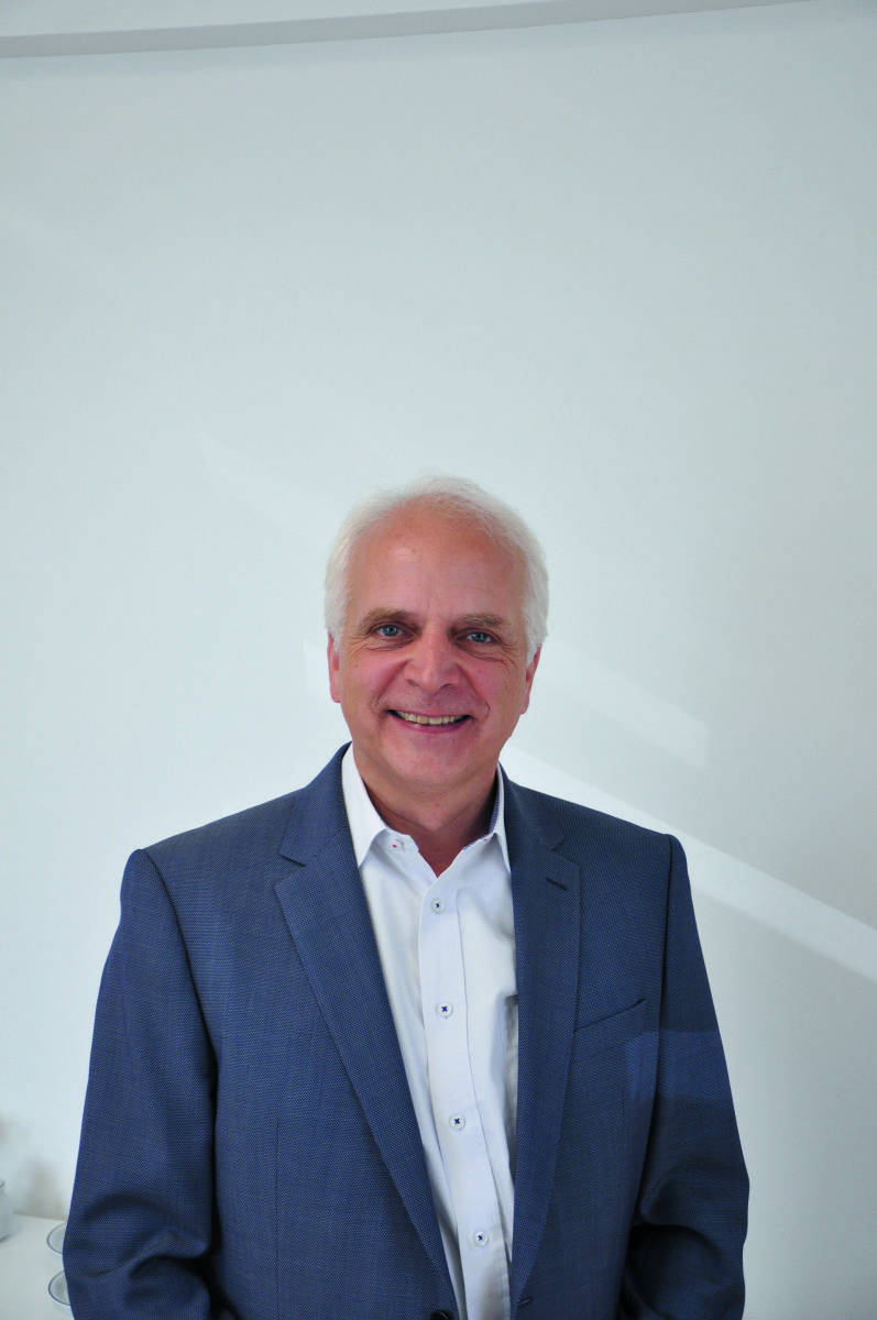 Wolfgang Hormuth – zur Person, Geschäftsführer<hr>Der Aufgabenbereich von Wolfgang Hormuth (53) ist die technische Geschäftsführung und die Standortleitung des Murexin-Werkes in Mühlheim am Main. Er ist seit Bestehen der deutschen Murexin GmbH verantwortlich für Lager, Logistik, Produktion, Labor, Qualitätssicherung und Einkauf. Der Chemie-Ingenieur war viele Jahre bei einem großen Rohstoffproduzenten tätig und weltweit auch für die bauchemische Industrie im Einsatz. Er verfügt über langjährige Erfahrung in der Verlegewerkstoff- und der Klebstoffproduktion, auch was die Entwicklung, Vermarktung von Produkten und die passende Anlagentechnik betrifft. Deutsche Produktion in Mühlheim startet