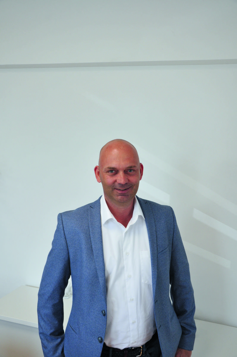 Mario Blank – zur Person, Vertriebsleiter<hr>Mario Blank (46) ist seit zehn Jahren als Vertriebsleiter Klebetechnik Deutschland bei Murexin tätig und hat diesen Geschäftsbereich und die Vertriebsmannschaft von Anfang an aufgebaut. Blank und die parallelen Vertriebskollegen aus der Fliesenverlegetechnik und dem DIY-Segment ist zu verdanken, dass ein deutscher Murexin-Produktionsstandort notwendig wurde. Blank ist seit 24 Jahren in der Fußbodenbranche tätig und gelernter Kaufmann.<br><br><br> Deutsche Produktion in Mühlheim startet