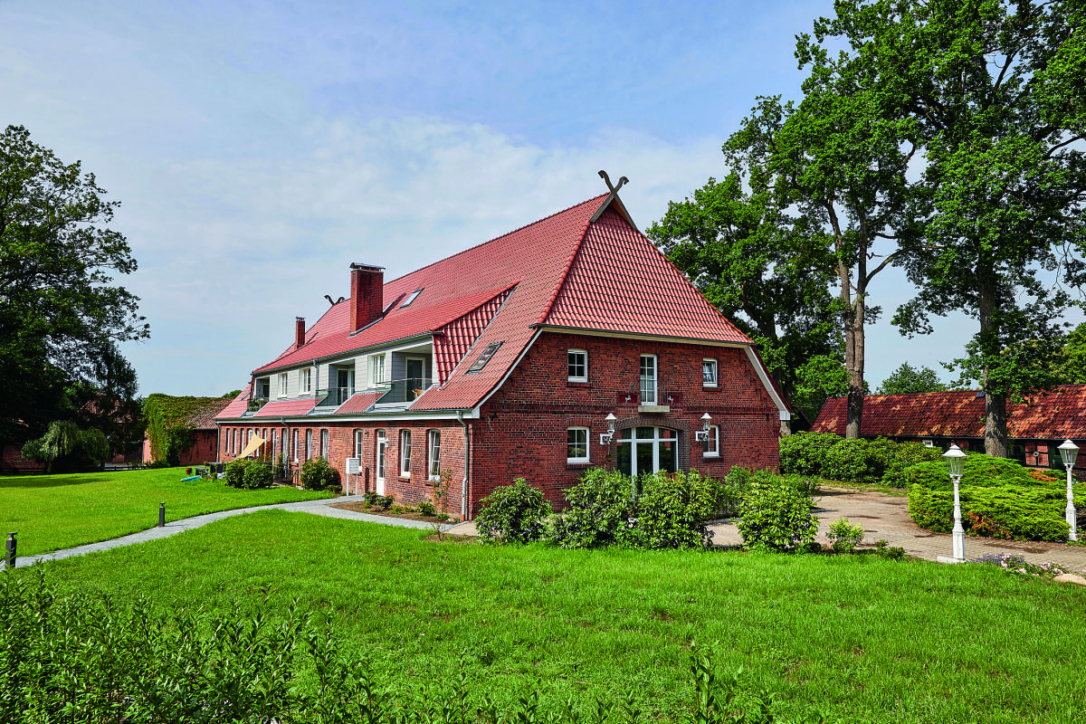 Objekt-Telegramm<br><br>Objekt: Historisches Bauernhaus, Neetze<br>Bauherr: Dr. Rüdiger Wesche, Braunschweig<br>Architekt: Architekturbüro Rabeler, Lüdersburg/OT Bockelkathen<br>Fachunternehmer: Brahlstorfer Estrichbau, Brahlstorf<br>Fachberatung: Jochen Hohenstein, Außendienst Bodensysteme Gebiet Nord, Knauf Gips<br>Produkte: Knauf Schrenzlage, Knauf S 400 Sprint, Uponor Minitec, Knauf N 440 Dünnestrich und Knauf N 410 Ausgleichsspachtel<br><br>Estrich-Info: Knauf Gips<br>Tel.: 0 93 23 / 31-0 www.knauf.de Schlanke Fußbodenheizung auf Holzbalkendecke