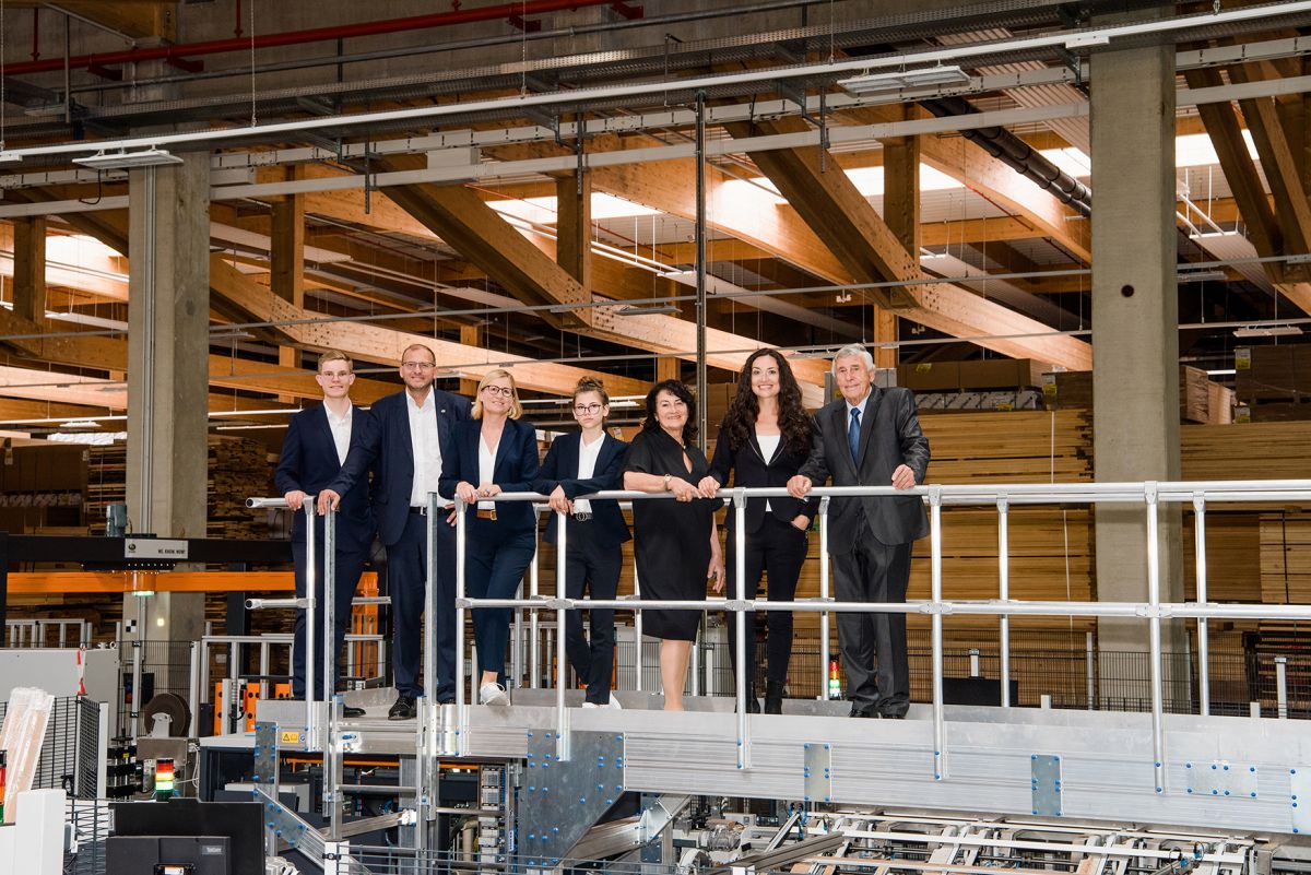 Das Familienunternehmen FN Neuhofer wird aktuell in der 10. Generation geführt – und die 11. Generation steht bereits in den Startlöchern. Auf dem Bild zu sehen sind (von links): Alexander Gerlach (Sohn von Franz Neuhofer), Franz Neuhofer, Helga Neuhofer, Sarah Neuhofer <br>(Tochter von Franz Neuhofer), Christiana Neuhofer, Caroline Schön und Franz Neuhofer senior. 54 Millionen Euro in Standort investiert