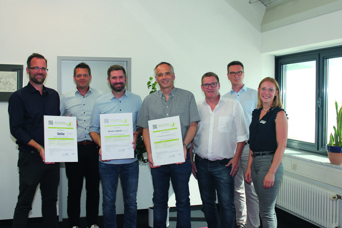 Die ersten "Produktpässe Nachhaltigkeit" wurden am 25. August 2022 beim TFI Aachen vorgestellt (von links): Frank Selbeck (Gerflor), Lars Engelke (Object Carpet), Patric Kannberg (Object Carpet), Ralf Winter (Findeisen), Stephan Naacke (Findeisen), Dr. Jens-Christian Winkler und Theresa Rüdiger (beide TFI).<br> TFI Aachen stellt "Produktpass Nachhaltigkeit" vor
