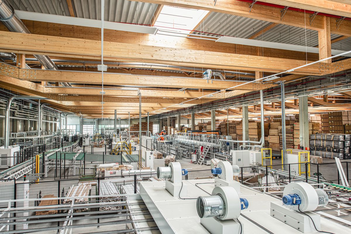Rund 54 Mio. EUR hat FN Neuhofer in die Vision 2025 investiert, auch für den weiteren Ausbau und die Modernisierung der Produktion.<br><br>FN Neuhofer – <br>ein Blick in die Produktion<hr>FN Neuhofer fertigt Leisten, Profile und Zubehör rund um Boden, Wand und Decke – an 13 Produktionslinien, eine 14. wird für Massivholzleisten aufgebaut. Highlight in Sachen Maschinentechnik ist eine "einzigartige Produktionslinie, die es so weltweit noch nicht gibt". Die Leitrechner-gesteuerte Anlage soll letztlich von nur zwei Personen betrieben werden und alle Arbeitsschritte von der MDF- oder Massivholzplatte bis zur fertig verpackten, sechs Meter langen Leiste ausführen können. Die Kontrolle läuft über einen Scanner. "Die Vorschubgeschwindigkeit beträgt 100 m pro Minute; andere Produktionslinien arbeiten halb so schnell", erklärt Betriebsleiter Sigurd Steinkogler.<br><br>In einem eigenen Testlabor überprüfen die Neuhofer-Mitarbeiter die Eigenschaften neuer Produkte, bevor diese in die Produktion gehen. Steinkogler: "Früher haben wir uns auf die Aussage unseres Lieferanten verlassen müssen, jetzt können wir überprüfen, ob die gelieferten Materialien wirklich unseren Anforderungen entsprechen." Kapazitäten eines Konzerns, Flexibilität eines kleineren Unternehmens