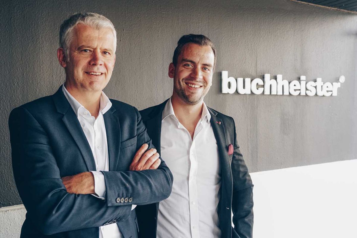 "Die Erwartungshaltung für 2023 ist aus meiner Sicht Verantwortung und Führung. Da fangen wir in der Politik an, im eigenen Betrieb bis ins Deco Team. Denn nur mit Führung und Verantwortung kann man die Dinge nach vorne entwickeln." <br><br>Karl F. Buchheister<hr>"Ein wichtiges Schlagwort ist Zuversicht. Ich denke, dass wir alle hier im Deco Team Lösungen für den Markt, für die Branche bieten können." <br><br>Tobias Hehemann, Buchheister<br> "Deco Team ist das Zuhause für unsere Branche"