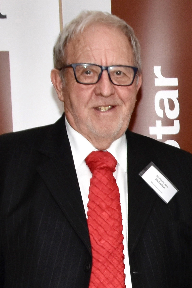 Umbau an der Spitze und Stellenabbau