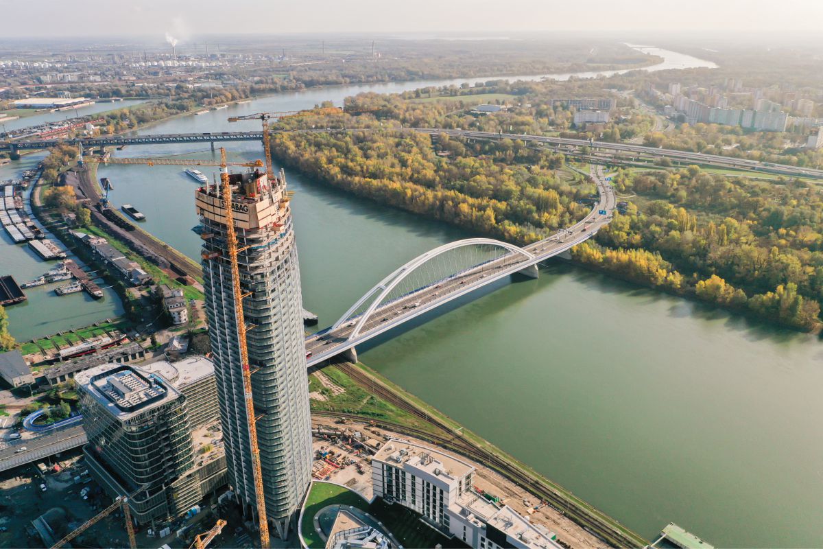 Hella stattete höchsten Wolkenkratzer der Slowakei aus