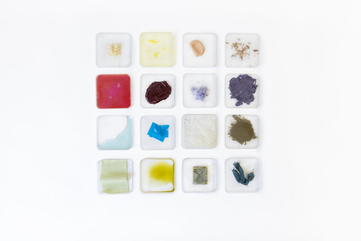 Trendfarben<br><br>Neue Färbemethoden nutzen sensible Ansätze und natürliche Pigmente, verbessert durch Biotechnologie. Das Ziel sind umweltfreundliche Farben mit tiefer Emotionalität. Farbbakterien erzeugen reiche Farbtöne, die sich im Laufe der Zeit verändern können. Die Farbtöne der Heimtextil Trends 24/25 sind von Avocado, Algen, Bakterien, Sienna und biotechnischem Indigo und Cochenille inspiriert. Schwarzanteile bieten Vielseitigkeit, während kräftige Akzente die Stimmung anregen. Erdige Neutraltöne in Grau, Terra und Violett schaffen Ruhe.<br> New Sensitivity: Die Heimtextil Trends 24/25