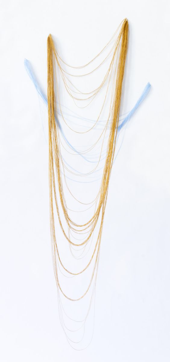 Bio-engineered<br><br>Bio-technische Textilien vereinen pflanzliche und technische Elemente. Sie nutzen von der Natur inspirierte Strategien, setzen Proteine und Kohlenhydrate aus Pflanzen oder Bakterien ein, um Textilien in einem biomolekularen Prozess herzustellen. Sie bieten ähnliche Eigenschaften wie synthetische Textilien, sind aber biologisch abbaubar. Oder biologisch abbaubare Fasern werden herkömmlichen Textilien zugesetzt, so dass diese nicht komplett, aber zumindest bis zu 93 % abbaubar sind.<br> New Sensitivity: Die Heimtextil Trends 24/25