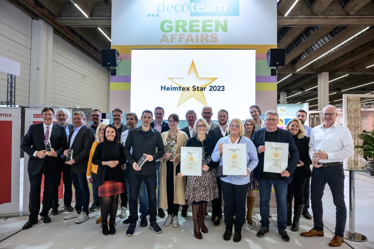 Preisverleihung Heimtex Stars 2024<br><br>Traditionen soll man pflegen. Und so verleiht die Redaktion von BTH Heimtex auch 2024 wieder den Heimtex Star auf der Heimtextil. Fachhändler, Raumausstatter und Malerbetriebe werden für herausragende Leistungen und Konzepte gewürdigt. Eine verdiente Branchenpersönlichkeit wird für ihr Lebenswerk geehrt. Wenn Sie wissen möchten, wer die Preisträger sind, und sich nebenbei vielleicht noch die eine oder andere Idee für Ihren eigenen Betrieb mitnehmen möchten, dann kommen Sie gleich am ersten Messetag, dem 9. Januar, um 17 Uhr in Halle 3.1 auf den Stand des Deco Teams und feiern Sie mit uns und den Siegern. Wir freuen uns auf Sie.<br><br>Übrigens: Haustex, die Schwesterzeitschrift von BTH Heimtex, verleiht ihre Haustex Stars an vorbildliche Bettenfachhändler ebenfalls auf der Heimtextil, und zwar am Mittwoch, 10. Januar, um 17 Uhr auf der Fläche der Heimtextil Conference Sleep & More in Halle 11.0. Mit der Heimtextil startet das Einrichtungsjahr 2024