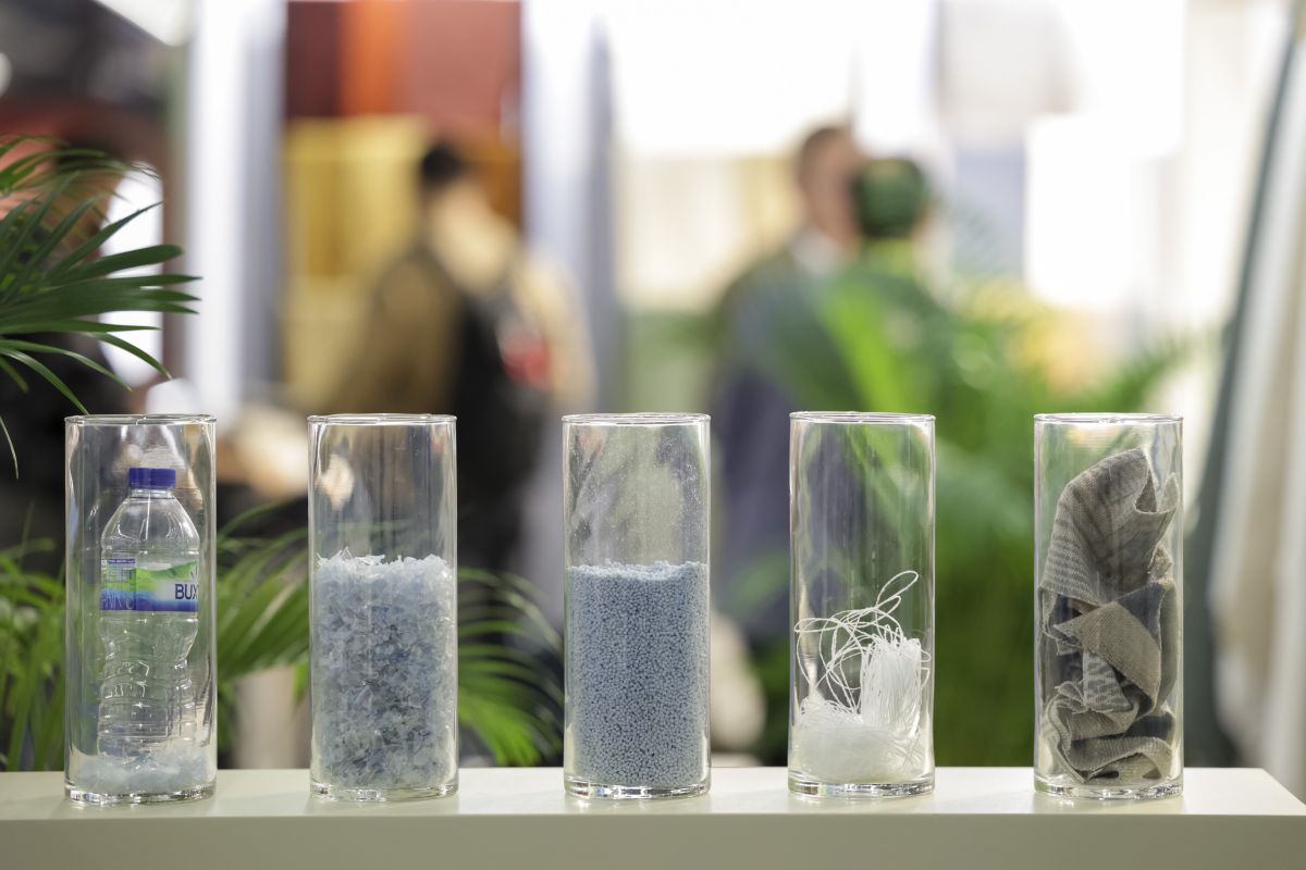 Nachhaltige Angebote finden<br><br>Angebote rund um nachhaltige Produkte fasst die Heimtextil unter dem Begriff Econogy zusammen. Dazu gehört der Econogy Finder: In dem Verzeichnis sind Aussteller gelistet, die eine Nachhaltigkeitsprüfung seitens des Veranstalters erfolgreich durchlaufen haben. Die Prüfung und die Kriterien hat die Messe Frankfurt für alle ihre Textilveranstaltungen harmonisiert, um so messeübergreifende Transparenz und Vergleichbarkeit zu schaffen.<br><br>Weitere Bestandteile des Econogy-Angebots sind der Econogy Hub – eine Plattform für Siegelanbieter und Zertifizierer – sowie einstündige Econogy Tours. Diese werden von einem unabhängigen Berater geleitet und zielen auf einen intensiven Austausch zwischen Besuchern, Ausstellern und Experten. Und schließlich die Econogy Talks: Fortbildung und Wissenstransfer in Konferenz- und Vortragsformaten zu den neuesten grünen Textilinnovationen. Mit der Heimtextil startet das Einrichtungsjahr 2024