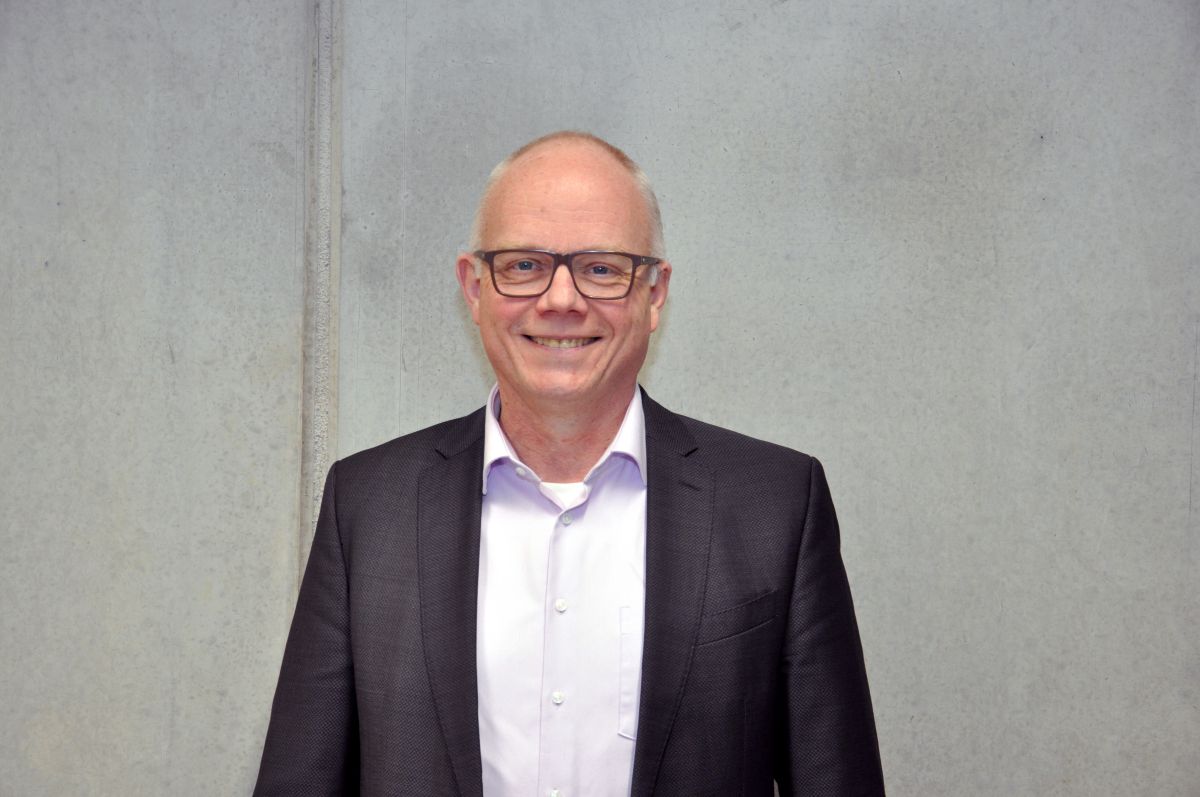 Dirk Schulze, Geschäftsführer und Director<hr>Dirk Schulze (54) bringt seine jahrzehntelange Erfahrung aus der Zement- und Baustoffbranche in seine aktuelle Verantwortung als Director Mortars EMEA bei Cemex (seit Juni 2023) und als Geschäftsführer Kiesel Bauchemie (seit November 2023) ein. Der Bauingenieur war zuvor in diversen Leitungsfunktionen bei Sievert, Quick-mix, Holcim, Cemex und Readymix tätig.<br> Mit starker "Mutter" signifikant wachsen