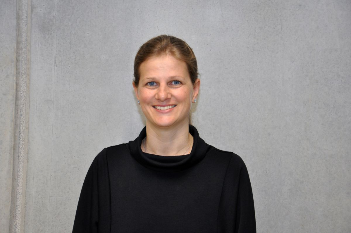 Beatrice Kiesel-Luik, Geschäftsführerin<hr>Beatrice Kiesel-Luik startete im Familienunternehmen Kiesel als Marketingleiterin, bevor sie 2015 als geschäftsführende Gesellschafterin in die Geschäftsführung eintrat und in dritter Generation neben ihrem Vater Wolfgang Kiesel den Bauchemiehersteller leitete. Seit der Kiesel-Übernahme durch Cemex ist sie als Geschäftsführerin neben Dirk Schulze und Dr. Matthias Hirsch verantwortlich.<br> Mit starker "Mutter" signifikant wachsen