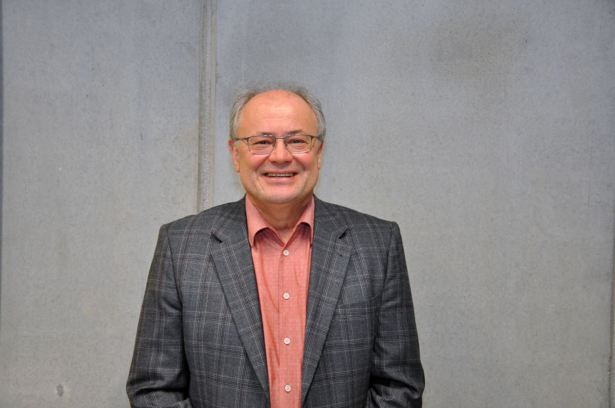 Dr. Matthias Hirsch, Geschäftsführer Technik<hr>Der promovierte Chemiker steht seit 30 Jahren in Diensten von Kiesel Bauchemie. Als Geschäftsführer Technik verantwortet er die Forschung & Entwicklung sowie Qualitätsprüfung und Produktion. Er vertritt Kiesel als Mitglied der Technischen Kommission Bauklebstoffe (TKB) im Industrieverband Klebstoffe.<br> Mit starker "Mutter" signifikant wachsen