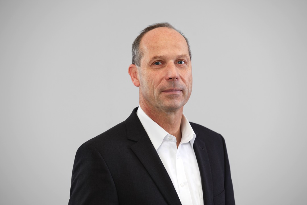 Jörg von Rhade, Geschäftsführer <br>bei Hersteller Südwest Lacke + Farben<br><br>"Es gibt für uns positive Langfristperspektiven" <br><br>"2023 war nicht zufriedenstellend. Sowohl die rückläufigen Mengen des Gesamtmarktes und der damit einhergehende Verkaufspreisdruck wie auch der hohe Kostendruck auf der Beschaffungsseite waren Herausforderungen. Nur durch den Markenneuauftritt anlässlich der 100-Jahr-Feier und gesteigerte Bemühungen aller Mitarbeiter im letzten Jahresdrittel mit verschiedenen Neuprodukten ermöglichten eine fulminante Aufholjagd, so dass wir das Jahr doch noch versöhnlich abschließen konnten.<br><br>2024 bringt Unsicherheit: Der Kostendruck bleibt, der Markt und die Nachfrage sind verhalten und schaffen dadurch wenig Impulse. Auch das Thema Regelungsdichte und Verwaltungsaufwand sehen wir weiter kritisch. Dennoch gibt es für Südwest auch Chancen: Nach anderthalb Jahren der Zurückhaltung auf dem Renovierungsmarkt wird es allmählich wieder zu verstärkter Aktivität kommen.<br><br>Neben aktivem Kostenmanagement und vorsichtiger Planung gehört die Suche nach neuen Märkten im In- und Ausland zu den wesentlichen Maßnahmen gegen die Nachfrageschwäche. Doch ich bin überzeugt, dass es für Südwest grundsätzlich sehr positive Langfristperspektiven gibt. Guter Wohnraum wird in Deutschland benötigt." Lack- und Druckfarbenindustrie bleibt pessimistisch