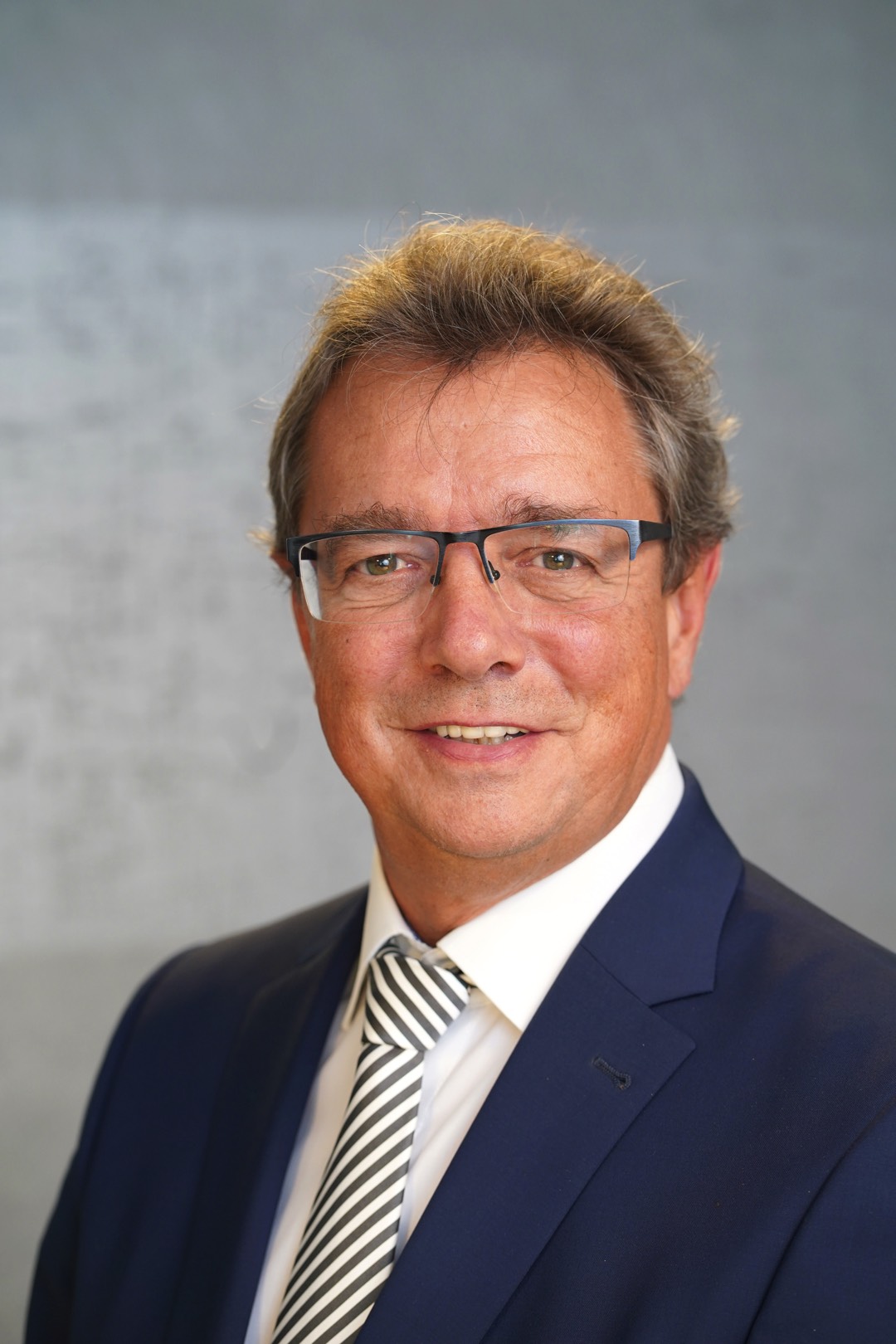 Frank-A. Kühnel, Geschäftsführer <br>bei Großhändler MEG Rhein-Ruhr<br><br>"Wir sehen keine Wachstumsimpulse"<br><br>"Das vergangene Jahr lief nicht zufriedenstellend. Wir waren alle stark betroffen von der Inflation, den Energiekosten, dem Entwurf zum Heizungsgesetz und der Zinsentwicklung. Natürlich hängen wir nicht allzu stark vom Neubau ab. Jedoch muss man konstatieren, dass der fehlende Neubau seine Auswirkungen auf die Renovierung hat. Denn für jedes neue Haus oder jede neue Eigentumswohnung kommt durch den Bezug Bewegung in die Renovierung. Das geriet ins Stocken.<br><br>Es gab im vergangenen Jahr leider keinen Produktbereich der sich wirklich günstig entwickeln konnte. Insbesondere brach der Bodenbereich erheblich ein.<br><br>Wir haben nur sehr geringe Erwartungen an die Marktentwicklung in diesem Jahr. Wir sehen keine Wachstumsimpulse, die in 2024 ihre Wirkung entfalten könnten. Die Suche nach Kosteneinsparungen, nach Synergien hat bereits 2023 begonnen. Und die Digitalisierung wird weiter forciert." Lack- und Druckfarbenindustrie bleibt pessimistisch