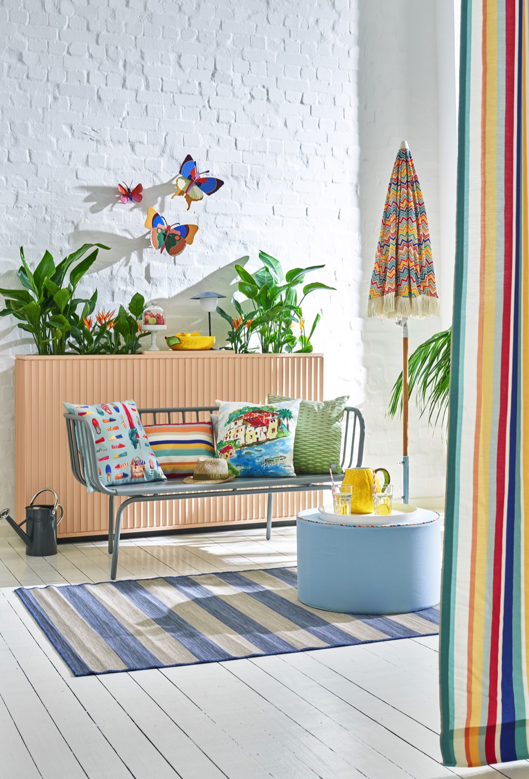 Die Stoffe von Apelt mit bunten Streifen, Zickzack-Muster und sommerlichen Motiven inspirieren dazu, Wohnen auch Outdoor textil zu zelebrieren: ein bisschen Retro-Style, ein bisschen Sixties, ein bisschen Summer Vibes. Die Kissen komplettieren den Look mit einem klassischen Streifendessin und einer schönen Strukturoptik, während die Motive Espadrilles und Portofino mit ihren detailreichen, liebevoll gemachten Motiven Urlaubsstimmung und Dolce-Vita-Feeling wecken.<br><br>Stoffe (alle Bilder): Apelt<br>Decoleisten (alle Bilder): NMC Signature Colours: Die Kraft von Farbe