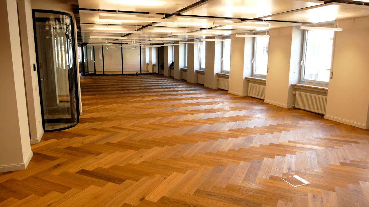 Auszeichnung für das Bodenprojekt des Jahres 2025 (von links): Thomas Böhmler (Böhmler Einrichtungshaus), Jürgen Fuchs (Forbo Flooring), Frank Wittkowski (Uzin Utz), Tanja Peter (Uzin Utz), Uwe Viebrock (Berater für Werbung, Marketing und PR), Harald Niemann (Object Carpet), Marco Fröhlich (Decor Union) und Norbert Rennert (F.D. Beissel Fußbodentechnik).<br> Fünf Höfe Office in München ist Bodenprojekt des Jahres