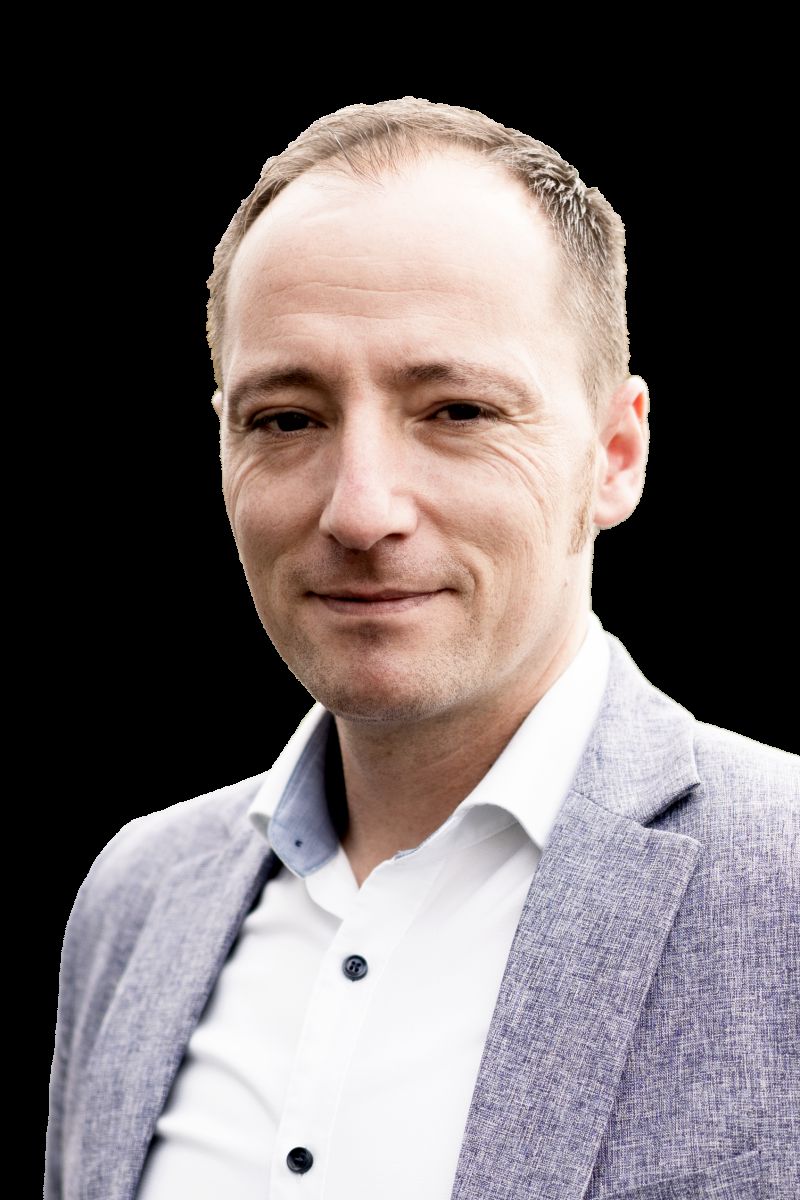 Patrick Pohl<br>Produktmanagement Classen<br><br>Nachdem er im Jahr 2012 als Key-Account-Manager im Vertrieb von Classen angefangen hatte, ist Patrick Pohl Ende 2017 in das Produktmanagement gewechselt. Zunächst war er dort als Produktmanager tätig, seit 2020 leitet er die Abteilung und das Designcenter. "Hybridboden ist für Classen eine ganz neue Kategorie"