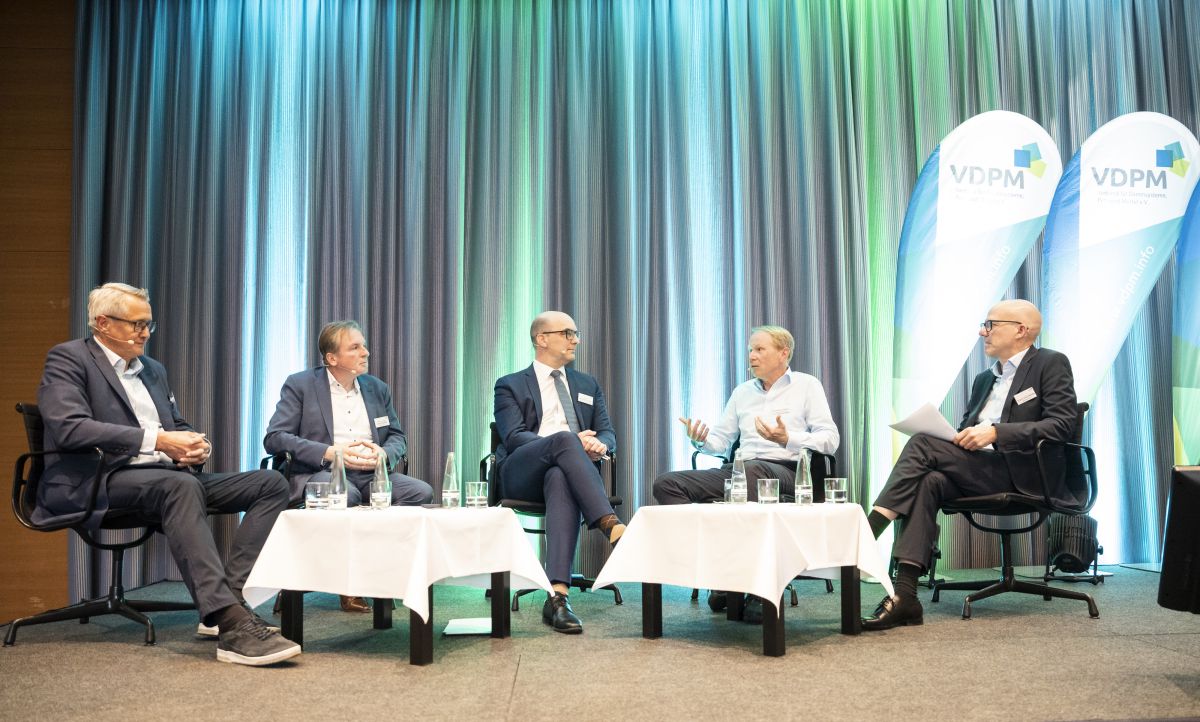 Podiumsdiskussion: Wie kommt Deutschland aus der Baukrise? Es diskutierten (von links) Christoph Dorn, Prof. Dr. Michael Voigtländer, Michael Kießling, Martin Langen und Moderator Klaus Stratmann.<br> Mitgliederversammlung setzt Impulse für die Branche