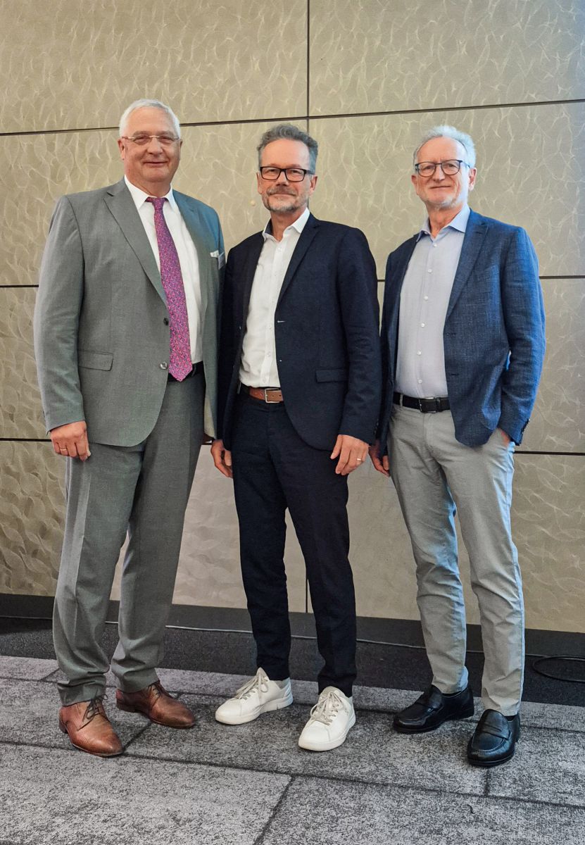 Aus dem Vorstand der Deutschen Bauchemie verabschiedet wurden (von links): Andreas Wilbrand <br>(Sopro Bauchemie), Andreas Collignon (Wacker Chemie) und Joachim Straub (Sika Deutschland). Gemeinsam Zukunft gestalten