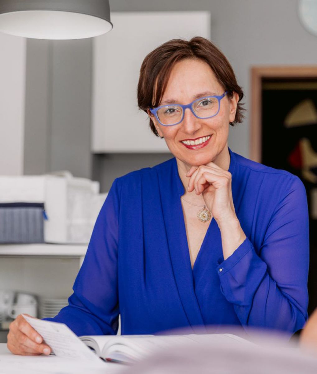 Claudia Wieland, Referentin Kommunikation beim Fachverband Matratzen-Industrie<br><br>"Wir brauchen Lösungen, die realistisch und praxistauglich sind"<hr>Claudia Wieland vom Fachverband Matratzen-Industrie erklärt, wie der Verband Händler und Hersteller bei der Umsetzung der Ökodesign-Verordnung unterstützen will.<br><br>"Als Verband sehen wir unsere Aufgabe u.a. darin, uns für die Erarbeitung von Kriterien und Anforderungen einzusetzen, die realistisch und praxistauglich sind, die insbesondere KMU nicht überfordern – z.B. in Sachen Finanzierung und Bürokratie. Gleichzeitig müssen wir jetzt auch am Ball bleiben, damit die entsprechenden Infrastrukturen geschaffen werden, um z.B. alte Matratzen zu sammeln und Recyclingverfahren zuzuführen. Das ist in Deutschland bislang noch nicht der Fall. Und wo kein Recycling existiert, wird es in Zukunft umso schwieriger sein, Rezyklate bei der Produktion einzusetzen – sofern dies über ein Greenwashing hinausgehen soll, z.B. mit Beimischung kleinster Mengen.<br><br>Es ist also zwingend erforderlich, an mehreren Fronten gleichzeitig zu kämpfen, um es einmal sehr martialisch auszudrücken. Und das geht nur, wenn die Stakeholder der gesamten Wertschöpfungskette zusammenarbeiten. Dies zu steuern und zu gestalten, sehen wir ebenfalls als originäre Verbandsaufgabe." Die neue Ökodesign-Verordnung: Worauf Handel und Industrie sich einstellen müssen