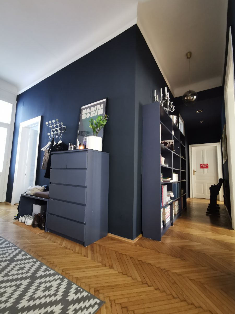 Nussblau gibt Ikea-Möbeln den farblichen Rahmen