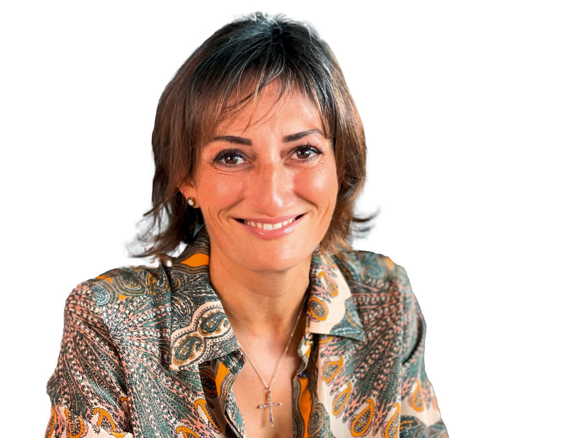 Sonia Wedell-Castellano, Global Director Domotex<br><hr>"Bodenbeläge als zentrales Element <br>des ganzheitlichen Innenausbaus"<br><br>BTH Heimtex: Die Domotex präsentiert vom 19. bis 22. Januar 2026 neben Bodenbelägen und abgepassten Teppichen eine Vielzahl neuer Produktgruppen für den Innenausbau. Was erwartet das Fachpublikum?<br><br>Sonia Wedell-Castellano: Im Innenausbau geht es heute darum, Lösungen aus einer Hand zu denken und zu präsentieren. Genau das greift die Domotex 2026 auf. Dabei geht es nicht um starre Themenwelten, sondern um Vernetzung: In Bereichen wie dem Retailers Park werden Boden-, Wand- und Deckenprodukte gezielt miteinander verknüpft. So entsteht ein praxisnahes Messeerlebnis, das die tatsächlichen Anforderungen von Handel, Handwerk und Planung widerspiegelt.<br><br>Gleichzeitig bleibt das bewährte Fundament bestehen: die Domotex als zentrale Plattform für Bodenbeläge und abgepasste Teppiche. Neu integrierte Segmente wie Outdoor-Bodenbeläge, keramische Fliesen, Farben, Tapeten, Wand- und Deckenpaneele, Akustik sowie Sicht- und Insektenschutz ergänzen das Portfolio sinnvoll und bieten Besuchern eine umfassende Branchenübersicht – von der Fläche bis zur Wand.<br><br>BTH Heimtex: Bodenbeläge sind also nur noch eines von vielen Produkten?<br><br>Wedell-Castellano: Ganz im Gegenteil – Bodenbeläge und Teppiche stehen weiterhin im Mittelpunkt. Durch die neuen Produktgruppen rücken wir sie sogar in ein neues Licht: als zentrales Element des ganzheitlichen Innenausbaus. Für unsere Kunden bedeutet das mehr Synergien, mehr Themen, mehr Kontakte – und eine noch stärkere Wahrnehmung ihrer Produkte.<br><br>Gleichzeitig profitieren auch neue Ausstellergruppen von der internationalen Reichweite der Domotex und der direkten Verbindung zu Handel, Handwerk und Architektur. Die Messe gewinnt dadurch an Relevanz und Vielfalt: Trends werden umfassender dargestellt, Kooperationen zwischen Ausstellern und Besuchern gefördert. Für Handel und Handwerk ist diese Erweiterung überfällig – sie arbeiten ohnehin schon längst mit allen Produkten rund um das Interior Finishing. Und Architekten erhalten erstmals eine ganzheitliche Übersicht für den Innenraum, ergänzt durch ein passendes Besuchsprogramm.<br><br>2026 ist die Domotex die einzige Veranstaltung, die alle Bereiche des Interior Finishings abbildet. In einer Zeit, in der die Baukonjunktur erste Erholungssignale zeigt, bieten wir der Branche damit den richtigen Treffpunkt – zentral in Europa, hervorragend erreichbar und in idealer Ergänzung zur BAU in München im Zweijahresrhythmus.<br><br>BTH Heimtex: Für welche Besuchergruppen ist die Domotex 2026 interessant?<br><br>Wedell-Castellano: Unsere Zielgruppen sind so vielfältig wie das neue Konzept selbst: Architekten, Innenausstatter, Einzel- und Großhändler, aber auch Handwerksbetriebe und Planer. Durch die Erweiterung in Richtung Interior Finishing gewinnen alle Besuchergruppen an Relevanz – sie finden auf der Domotex 2026 alles, was für die Gestaltung des Innenraums wichtig ist. <br><br>Mit dem zweijährigen Rhythmus schaffen wir den idealen Rahmen, um langfristige Entwicklungen zu präsentieren und Innovationen erlebbar zu machen. Die Domotex wird damit zur zentralen Bühne für Inspiration, Wissenstransfer und Geschäftsanbahnung – kompakt, international und zukunftsorientiert. Messe für Bodenbeläge und Innenausbau