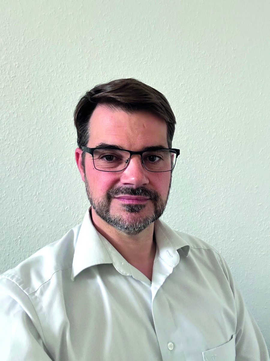 Sven Neukirch, TKB-Mitglied und Organisator Fachtagung<hr>Sven Neukirch ist seit 2012 Leiter der Anwendungstechnik Verlegewerkstoffe bei Wakol in Pirmasens, wo er bereits seit 1995 beschäftigt ist und mit einer Ausbildung zum Industriekaufmann startete. 2018 schloss Neukirch die Weiterbildung zum staatlich geprüften Bautechniker ab.. Als TKB-Mitglied ist er verantwortlich für die Organisation der jährlichen Fachtagung.<br><br><br> Textilbeläge mit Schaumrücken sorgten für Initialzündung