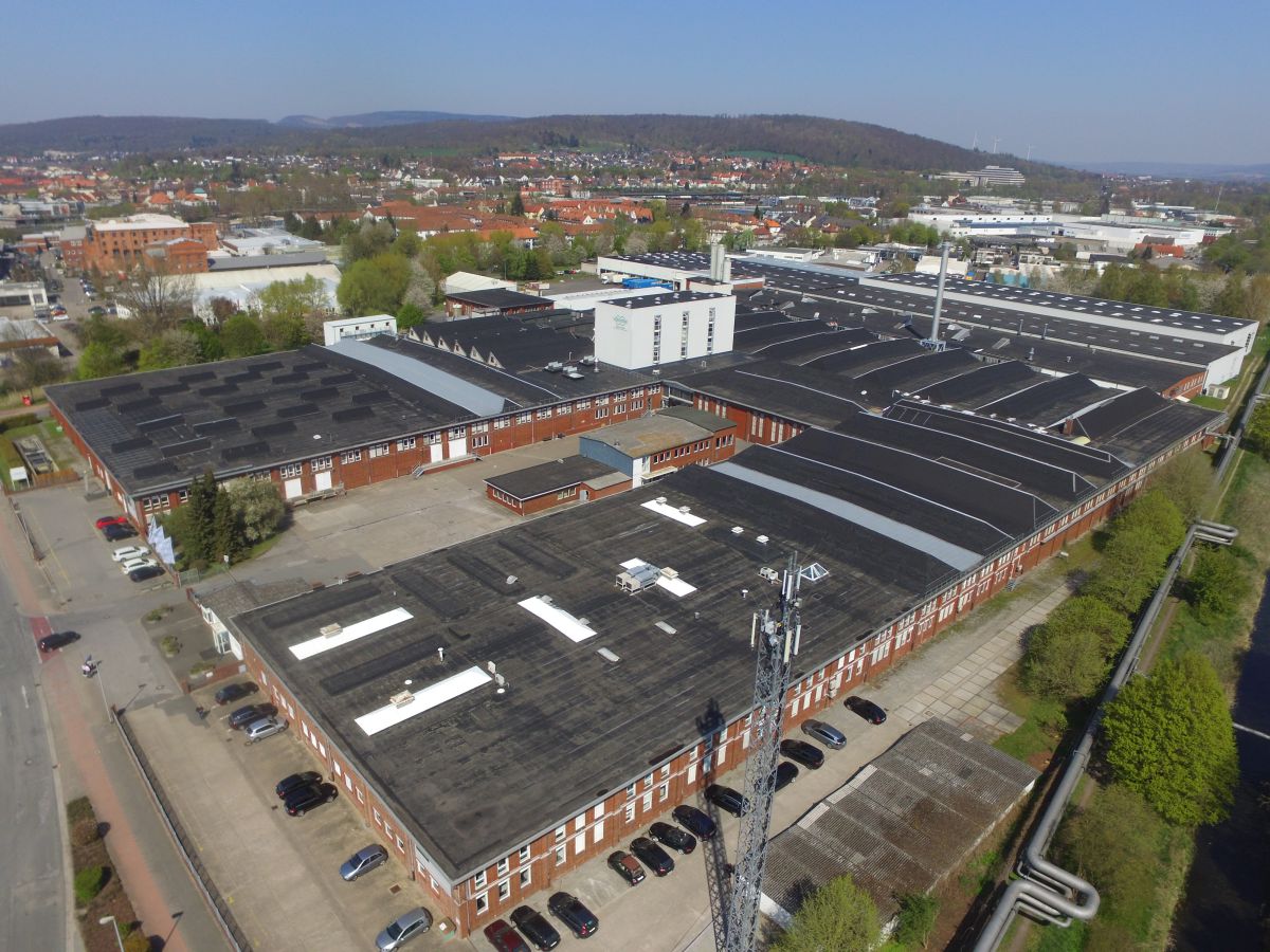 55.000 m<span class="hoch">2</span> Produktionsfläche umschließt Das Teppichwerk in Hameln. "Das Teppichwerk hat einen internen Neustart ausgerufen"
