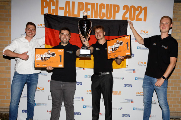 Silas Dulle (Zweiter von links) und Tim Necker (Dritter von links) freuten sich über ihren Sieg bei der Premiere des PCI-Alpencups. Team Deutschland siegt beim PCI-Alpencup
