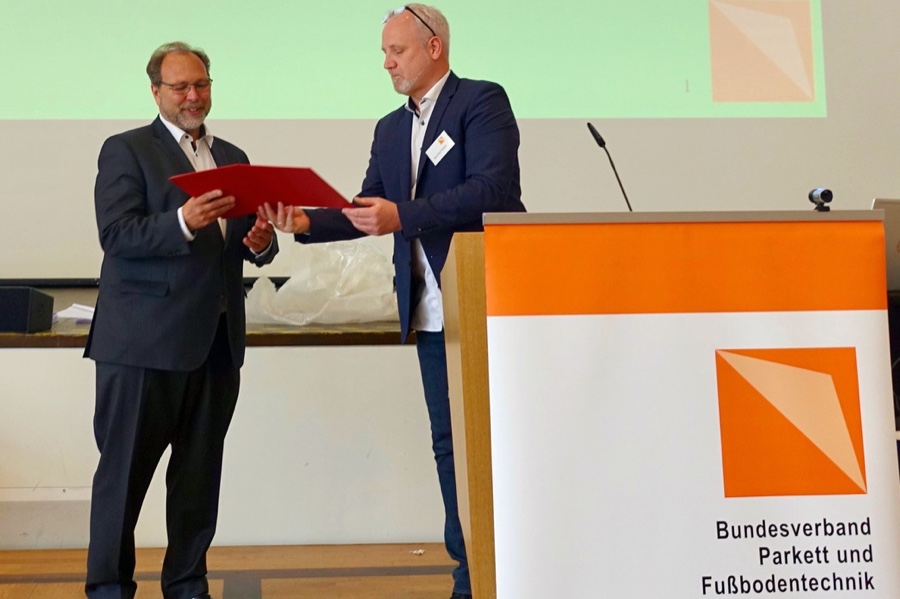 Peter Fendt (li.) wurde für seine besonderen Verdienste im Verbandswesen geehrt; Manfred Weber gratulierte seinem Vorgänger im Amt des Bundesinnungsmeisters. BVPF ehrt Peter Fendt mit dem Otto-Rapp-Preis