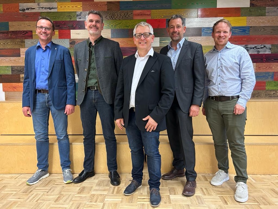 Aus dem Vorstand der fusionierten Innung: Heiko Reinfurth, Ernst Weinzierl, Jörg Schülein, Timo Aulbach und Christian Killer. Innungen Parkett und Fußbodentechnik in Franken jetzt vereint