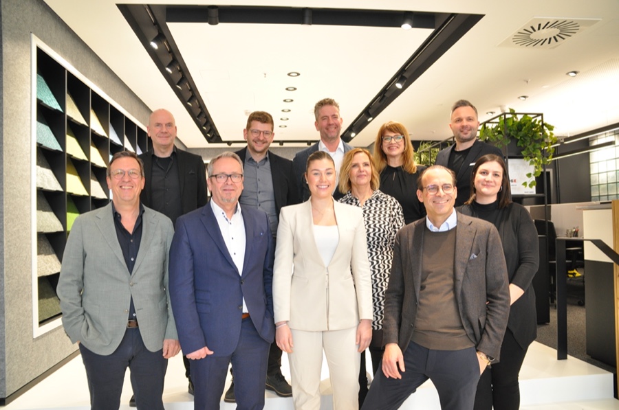 Geschäftsführer Daniel Butz (unten rechts) mit dem Object-Carpet-Team im neuen Hamburger Showroom Neuer Object-Carpet-Showroom in Hamburg