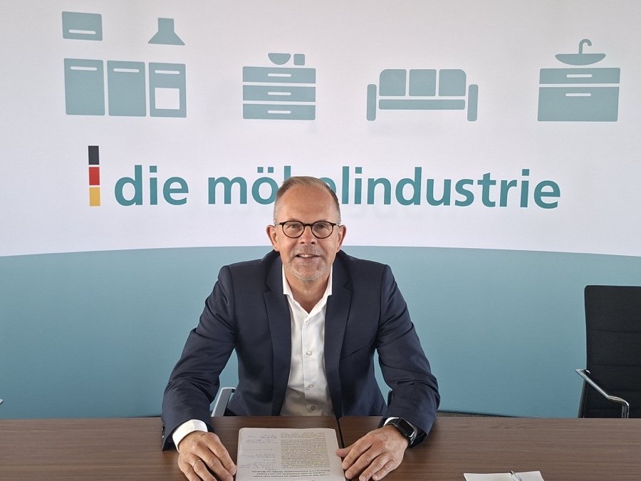 Jan Kurth, Geschäftsführer der Verbände der deutsche Möbelindustrie: „Die steigenden Realeinkommen werden unserer Einschätzung nach dazu beitragen, dass aufgeschobene Möbelkäufe dann auch getätigt werden.“ Möbelindustrie verzeichnet Umsatzminus im ersten Halbjahr