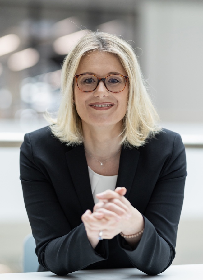 „Die deutsche Klebstoffindustrie konnte im Jahr 2024 ein Umsatzplus von 2,3 % erzielen“, erklärt Dr. Kathrin Hein, Vorstandsvorsitzende IVK. Deutsche Klebstoffindustrie: Globales Geschäft stabilisiert sich