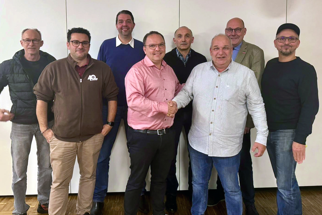 Der Vorstand der neu formierten "Bezirksinnung Parketthandwerk und Fußbodentechnik Nord/West" (v.li.): Heiko Böger, Fitim Beqiraj, Bernd Klute, Stephan Ankert, Oliver Große, Steffen Jacksteid und Kai Abker (ganz rechts). Mit im Bild (2.v.re.): Eckhard Stein, Präsident der HWK Oldenburg. Parkettleger-Innungen: Fusion im Nordwesten