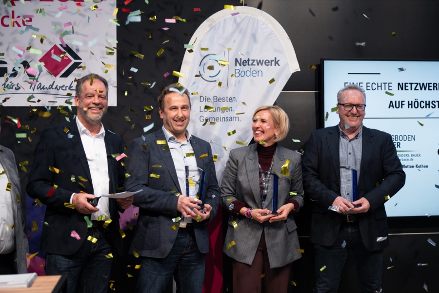 Bei der Preisverleihung: Frank Wittkowski (Uzin), Klaus Bauer (Fußboden Bauer), Tanja Peter (Uzin) und Bernhard Zehetmair (Fußböden Zehetmair). Netzwerk Boden: Verlegebetriebe Bauer, Zehetmair und Wessendorf prämiert