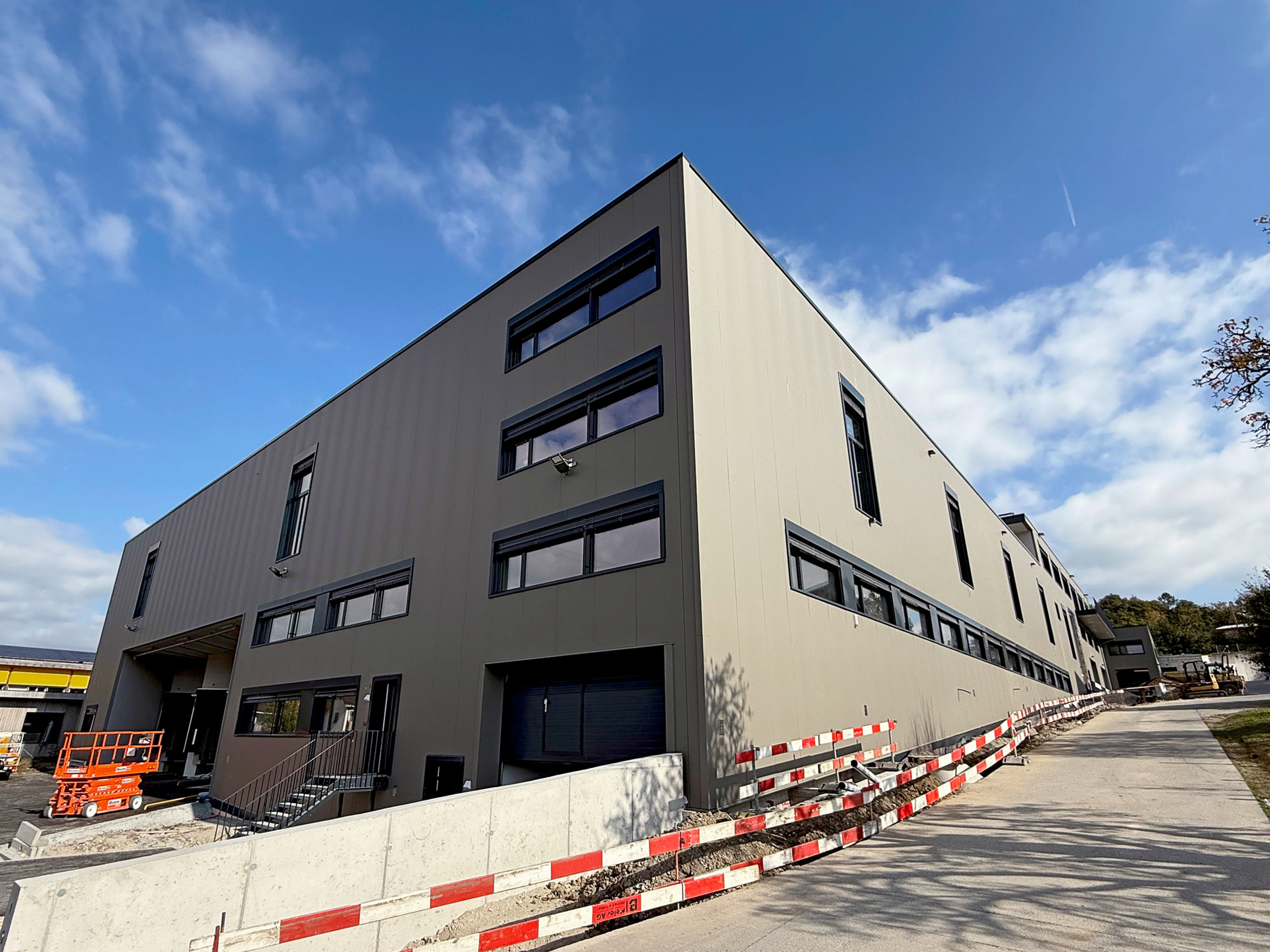 Das neue Bodenkompetenzzentrum verfügt über 15.000 m<span class="hoch" style="font-size: 8px">2</span> Fläche. Sharkgroup bezieht neue Zentrale