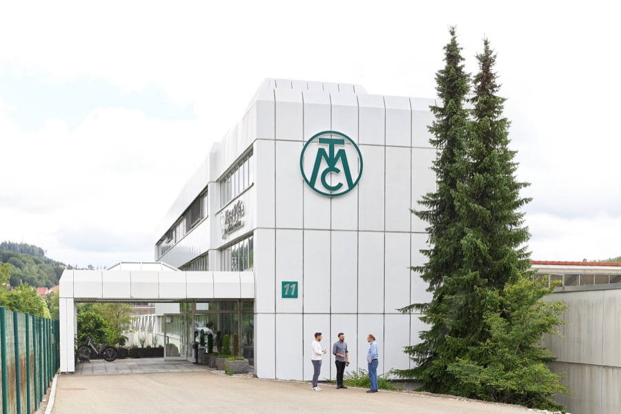 Im Rahmen eines Insolvenzverfahrens war die Produktion bei Mayer & Cie im Februar 2026 eingestellt worden. Jetzt läuft sie wieder. Strickmaschinenhersteller Mayer & Cie. wieder aktiv