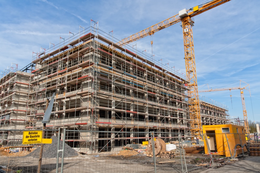 Die durchschnittliche Dauer zwischen Baugenehmigung und Fertigstellung eines Wohngebäudes hat sich seit 2020 um sieben Monate verlängert. 18,0 Prozent weniger fertiggestellte Wohnungen in 2025